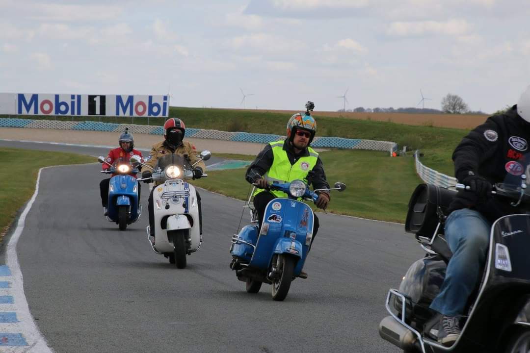 Op het circuit van Croix-en-Ternois in Frankrijk