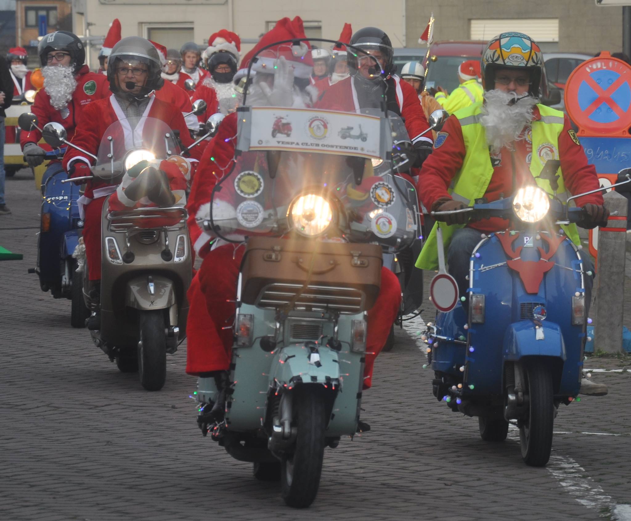 Blijde intrede Kerstvespa's in Stene-Dorp